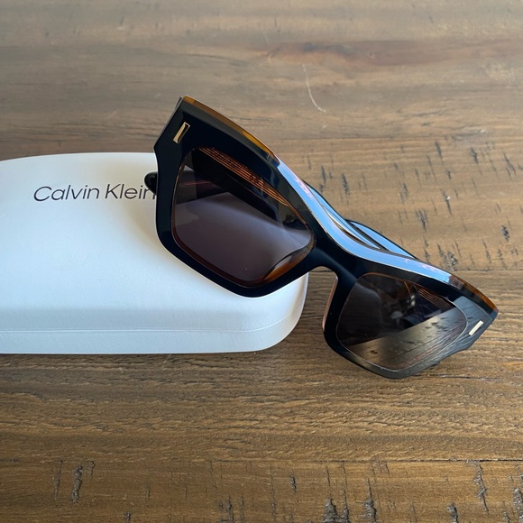 Calvin Klein - Picture 2 of 3